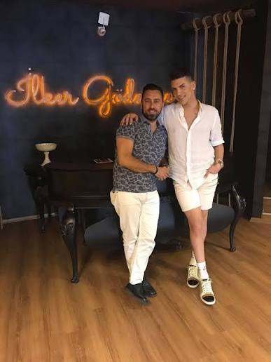 İlker Gödence ünlülerle showroom fotoğrafı